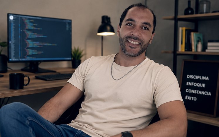 Matías Tiehl en su escritorio de trabajo